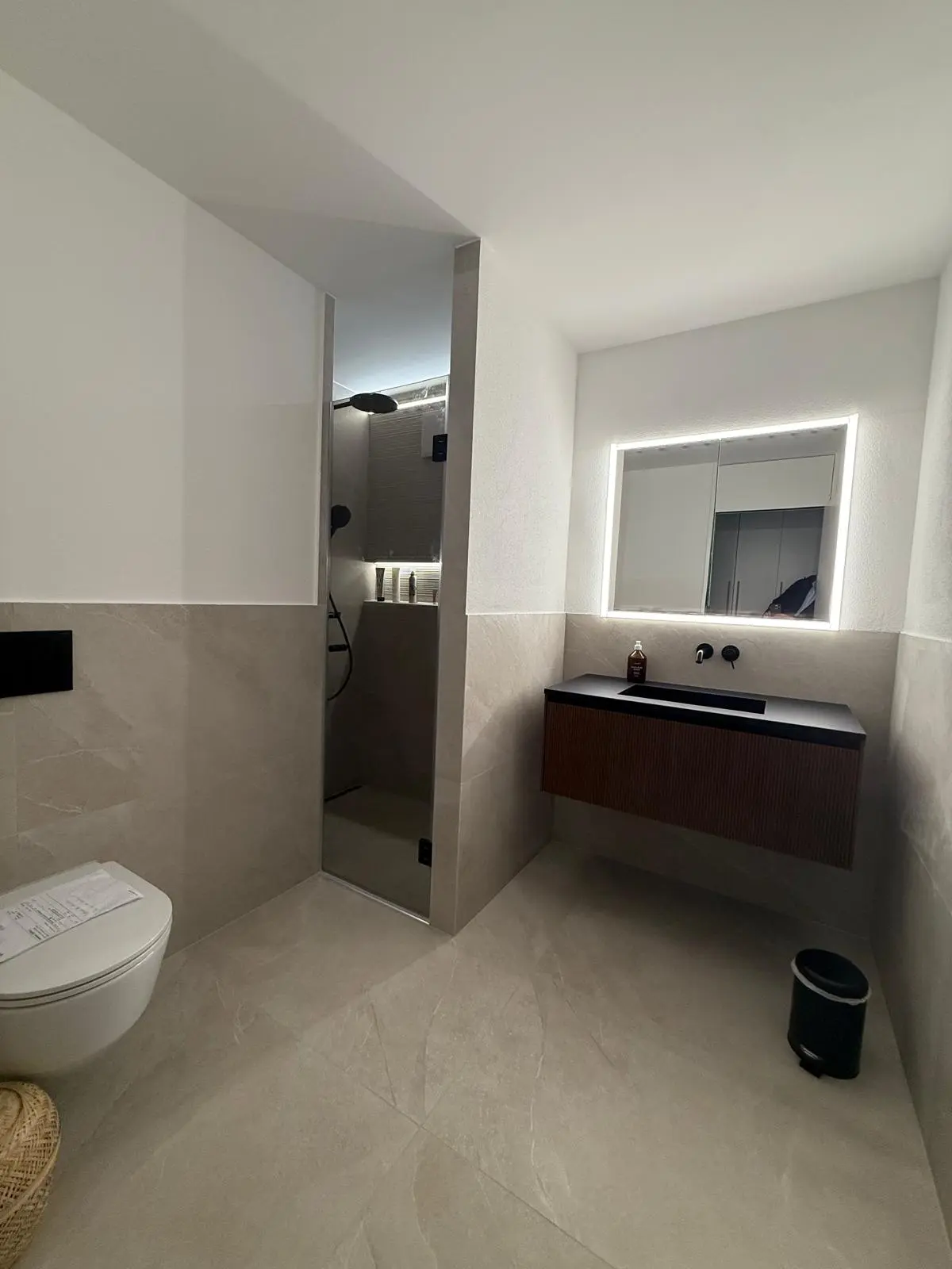 Designbad mit Marmor, Holzelementen und freistehender Badewanne