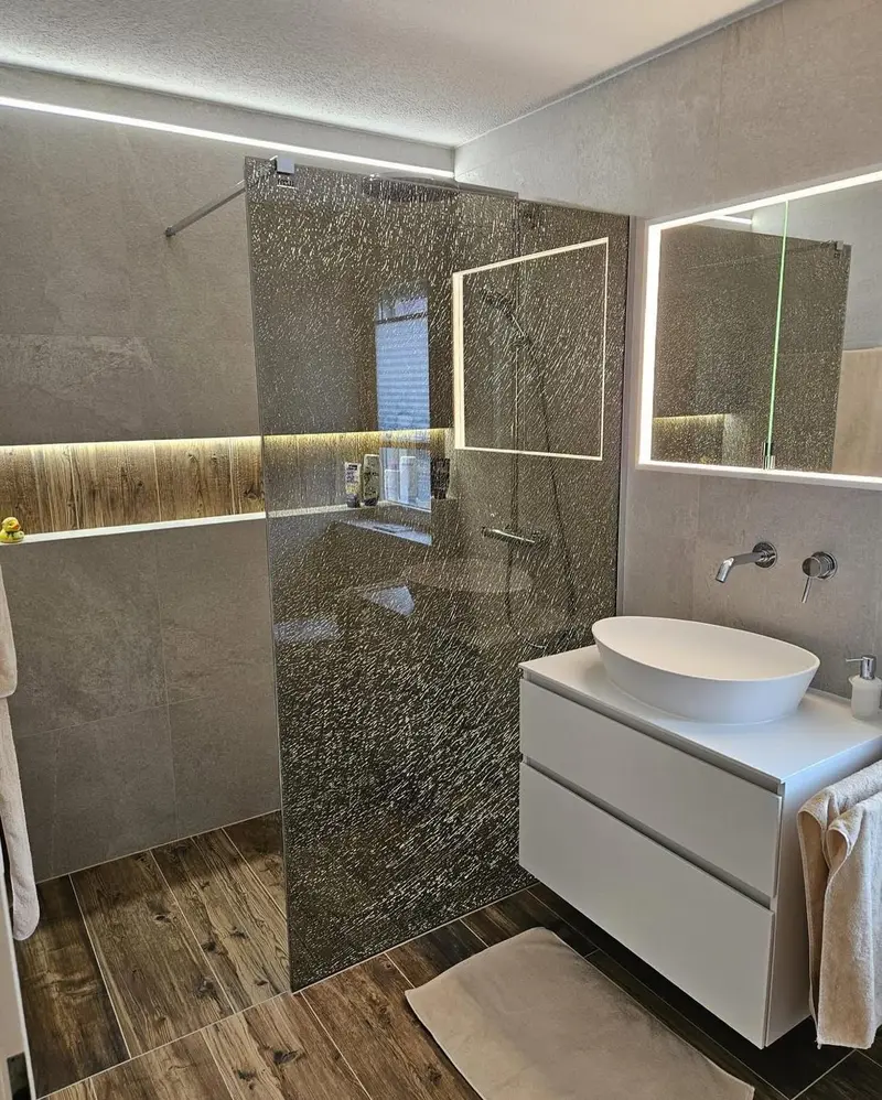 Eleganter Doppelwaschtisch mit Spiegelschrank und Orchidee